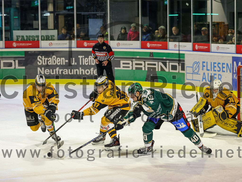 2026-02-27_119_TSV_Erding_gegen_EV_Fuessen | Erding, Deutschland, 27.02.2026:Eishockey, Oberliga Süd 2025 / 2026, 51. Spieltag, TSV Erding gegen EV Füssen, Endergebnis: 2:4Marek Slavik (EV Füssen, #41), Jakob Peukert (EV Füssen, #27), Dennis Miller (Erding Gladiators, #40), Torwart Timotej Pancur (EV Füssen, #30)Foto: Christian Riedel / fotografie-riedel.net