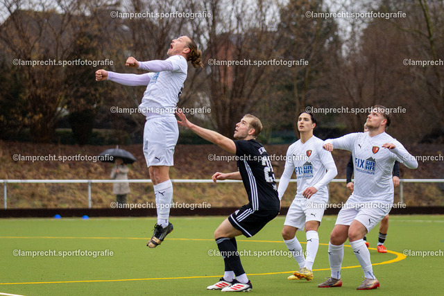 Fußball I Herren I Saison 2025-2026 I Landesfreundschaftsspiel I SC Rönnau - SSG Rot-Schwarz Kiel 088 | v.l. Ben-Joel Jarik (26, SSG Rot-Schwarz Kiel), Ruven Seydel (25, SC Rönnau), Emre Kayali (9, SSG Rot-Schwarz Kiel), Jonathan Ruben Elsner (5, SSG Rot-Schwarz Kiel) - Realisiert mit Pictrs.com