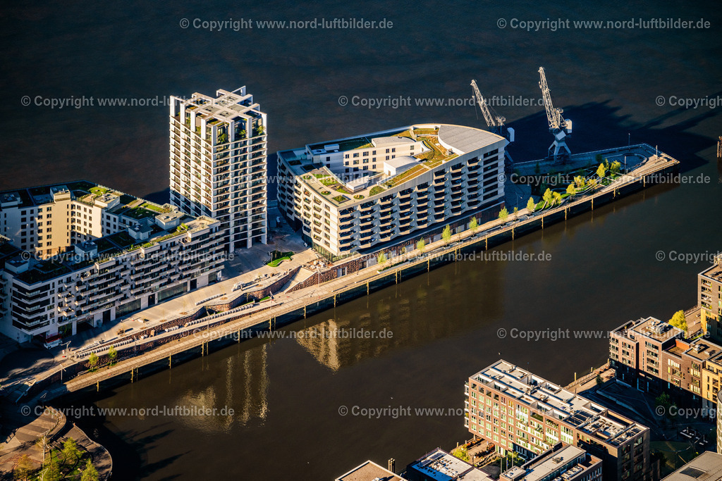 Hamburg_Sandtorkai_Wohnanlage_The_Bow_The_Crown_ELS_1464270425 | HAMBURG 27.04.2025 Mehrfamilienhaus- Wohnanlage der " The Crown - The Bow " am Strandkai im Ortsteil HafenCity in Hamburg, Deutschland. Weiterführende Informationen bei: AUG. PRIEN Immobilien  Gesellschaft für Projektentwicklung mbH,  DC Developments GmbH & Co. KG,  Hadi Teherani Architects GmbH,  Ingenhoven architects GmbH,  KoHa Bauausführungen und Immobilien GmbH,  LRW Architekten und Stadtplaner Loosen, Rüschoff + Winkler  PartG mbB,  leonwohlhage Gesellschaft von Architekten mbH. // Multi-family residential complex "The Crown - The Bow" on Strandkai in the HafenCity district of Hamburg, Germany. Further information at: AUG. PRIEN Immobilien  Gesellschaft fuer Projektentwicklung mbH,  DC Developments GmbH & Co. KG,  Hadi Teherani Architects GmbH,  Ingenhoven architects GmbH,  KoHa Bauausfuehrungen und Immobilien GmbH,  LRW Architekten und Stadtplaner Loosen, Rueschoff + Winkler  PartG mbB,  leonwohlhage Gesellschaft von Architekten mbH. Foto: Martin Elsen