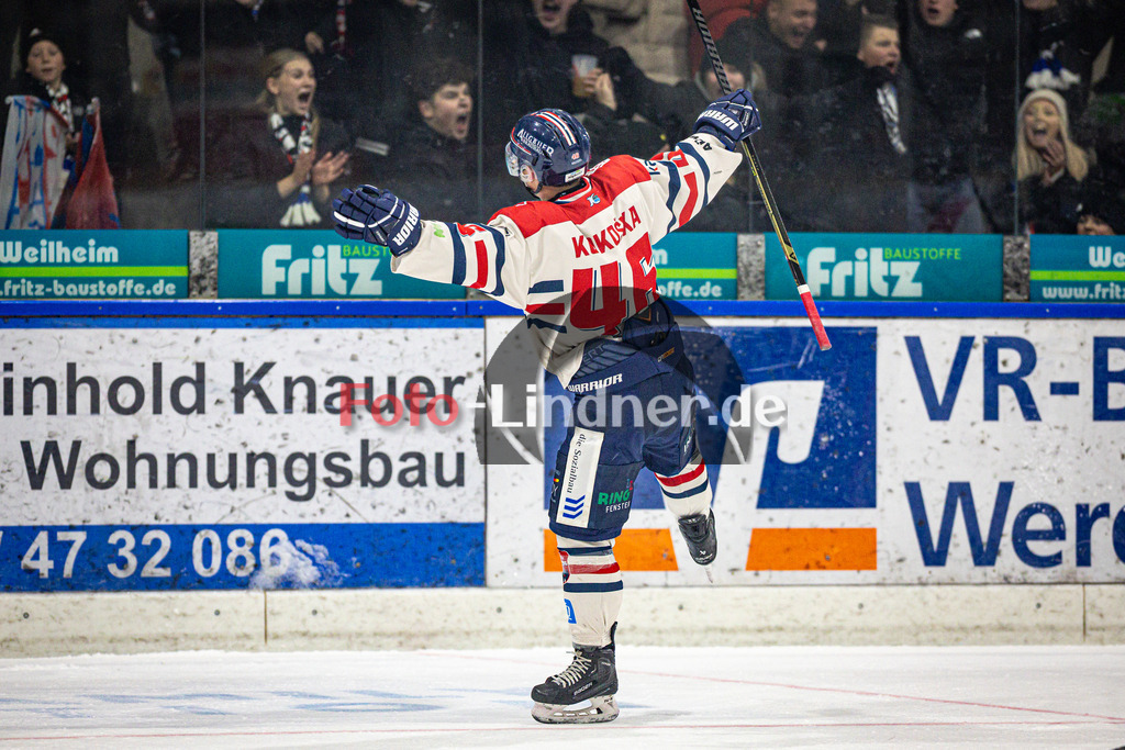 Peißenberg MINERS gegen ESC Kempten SHARKS | Eishockey Bayernliga 2025/26 Vorrunde 12. Spieltag, Peißenberg MINERS gegen ESC Kempten SHARKS, 20251121,Tor Filip KOKOSKA (SHARKS 46), Torjubel,2025-11-21 in Peißenberg (flatbuy Arena Peißenberg), Filip KOKOSKA (SHARKS 46)Copyright: WolfgangxLindner www.foto-lindner.de