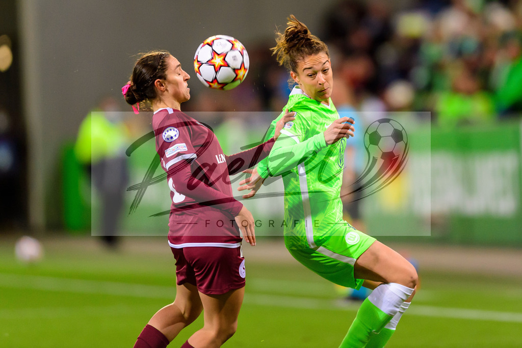 WOBSER20211013_005 | Fussball, Frauen: Tessa Tamplin (Servette FCCF) und Felicitas Rauch (VfL Wolfsburg) im Zweikampf beim Spiel der UEFA Women´s Champions League zwischen VfL Wolfsburg und Servette FC im AOK-Stadion am 13.10.2021 in Wolfsburg, Deutschland. - Realisiert mit Pictrs.com