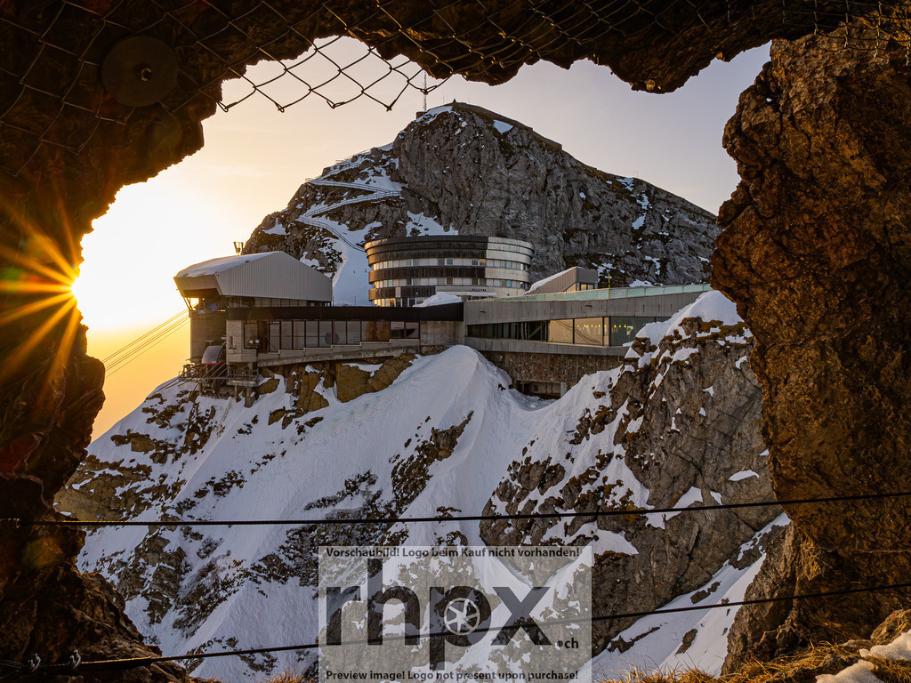 Sonnenaufgang am Pilatus | Stimmungsvolle Fotokunst aus Luzern. Erlebe den Pilatus, den See und die Stadt Luzern in exklusiven Aufnahmen in der Fotogalerie & Shop. - Realisiert mit Pictrs.com