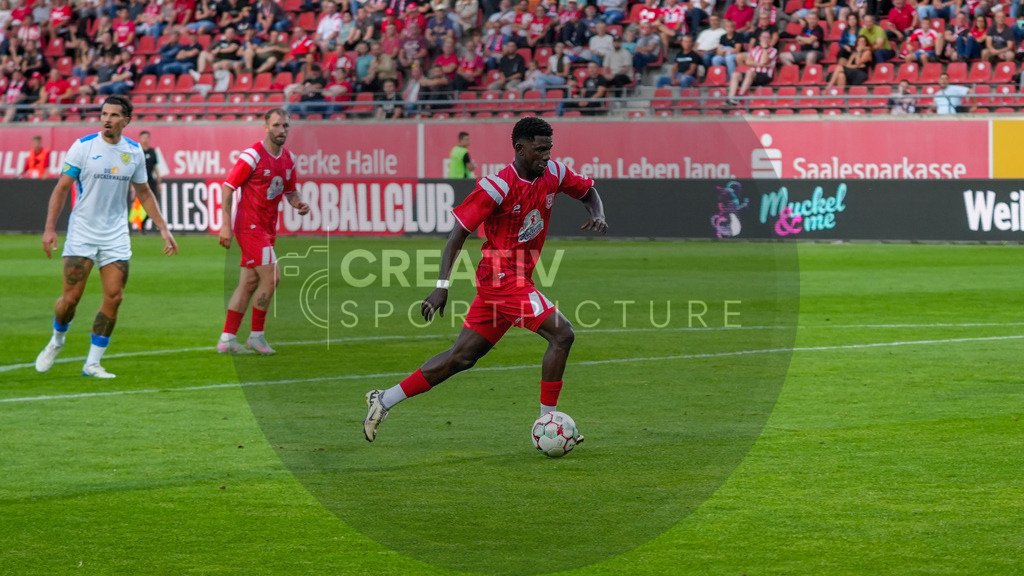 Fußball, Herren, Saison 2025/2026, Regionalliga Nordost, 5. Spieltag, Hallescher FC vs. FSV 63 Luckenwalde, Dienstag 26.08.2025, Leuna-Chemie-Stadion Halle, | Fußball, Herren, Saison 2025/2026, Regionalliga Nordost, 5. Spieltag, Hallescher FC vs. FSV 63 Luckenwalde, Dienstag 26.08.2025, Leuna-Chemie-Stadion Halle, Im Bild: Bocar Baro (Halle) beim Torabschluss im Strafraum. - Realisiert mit Pictrs.com