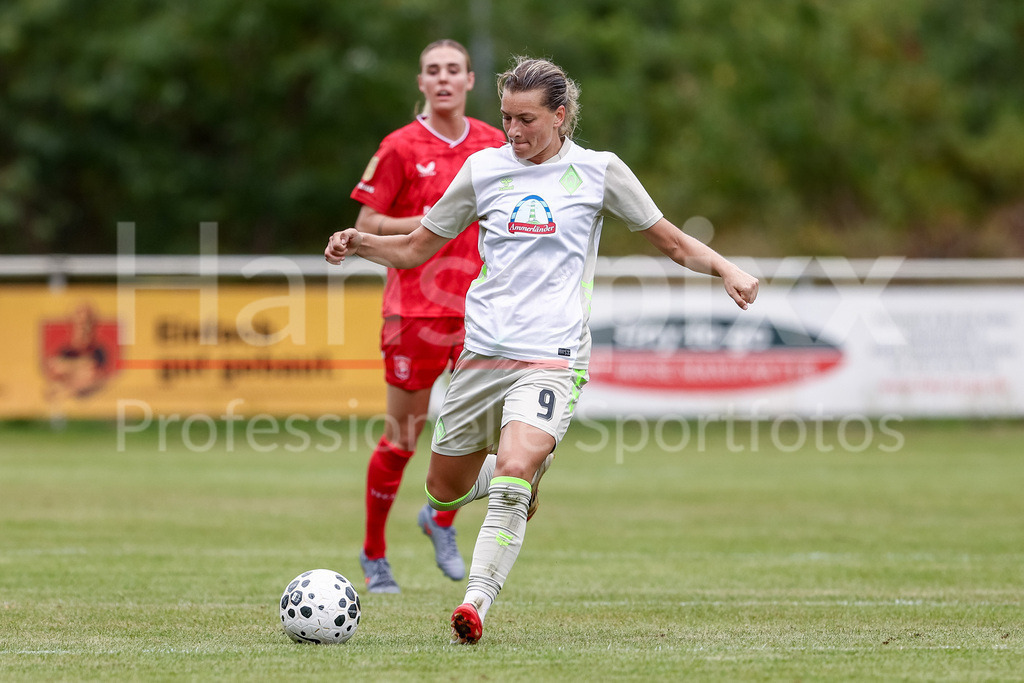 Fussball, Testspiel Frauen, SV Werder Bremen - FC Twente Enschede | Medina Desic (SV Werder Bremen, 9) am Ball, Einzelbild, Ganzkörper, Aktion, Action, Spielszene
