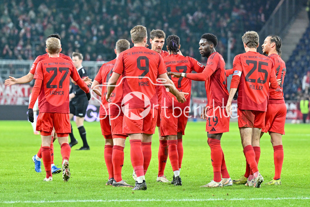 RB Salzburg - FC Bayern München | Jubel der Bayern nach dem Treffer zum 0-3 durch Michael OLISE (FC Bayern Muenchen 17) / Freude / happy / Tor / Torschuetze / Testspiel: RB Salzburg - FC Bayern Muenchen, Red Bull Arena am 06.01.2025