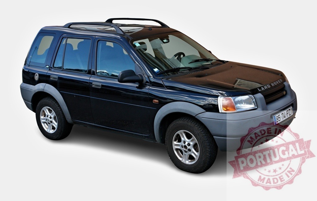 Black Land Rover Freelander parking on a white background | Shiny black Land Rover Freelander station wagon isolated on white background - Realisiert mit Pictrs.com