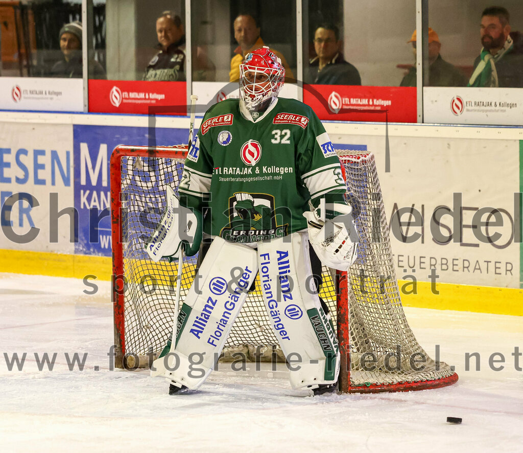 2023-10-20_061_TSV_Erding_gegen_EHC_Klostersee | Erding, Deutschland, 20.10.2023:.Eishockey, Bayernliga Vorrunde 2023 / 2024, 2. Spieltag, TSV Erding gegen EHC Klostersee, Endergebnis: 7:2..Torwart Dimitri Pätzold (Erding Gladiators, #32)..Foto: Christian Riedel / fotografie-riedel.net