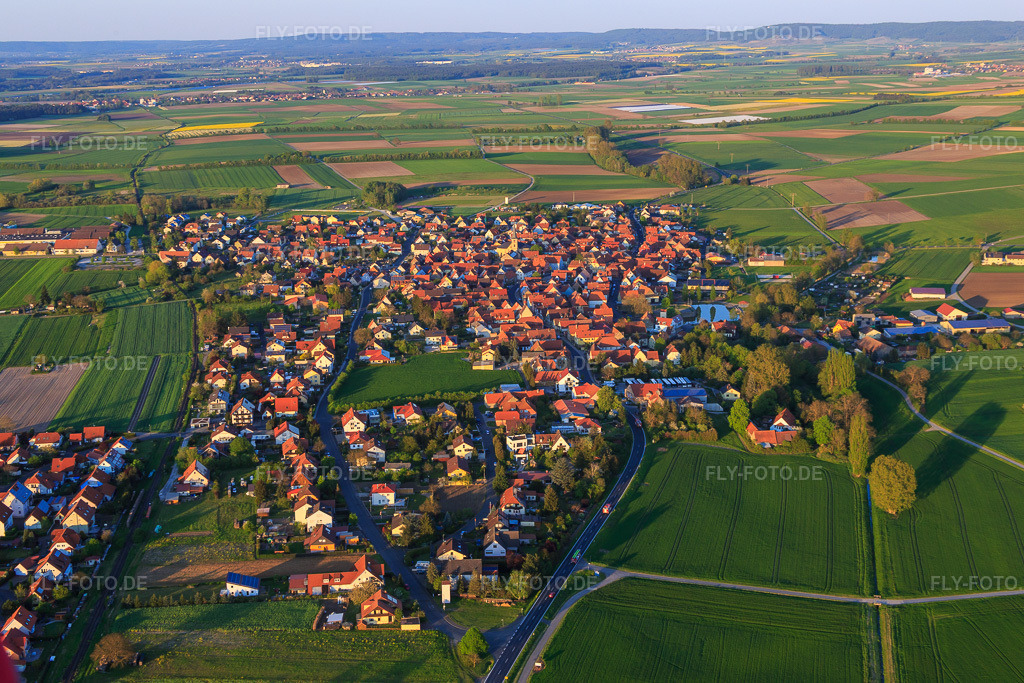 Luftbild: Dorfansicht aus Westen in Großlangheim im Bundesland Bayern in Deutschland. Foto: IMG_088077.jpg vom 06.05.2016 durch Werner Riehm/FLY-FOTO.de