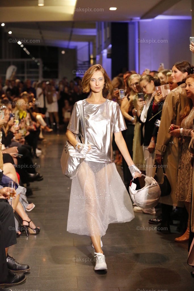 Deutschland: Fashionshow Silvermagic der brasilianischen Designerin Aline CELI während der Fashion Week Berlin | 08.09.2022, Berlin, Deutschland, Models laufen bei der Modenschau Silvermagic der brasilianischen Designerin Aline CELI während der Fashion Week Berlin im Autohaus König am 8. September 2022 in Berlin, Deutschland, über den Laufsteg.