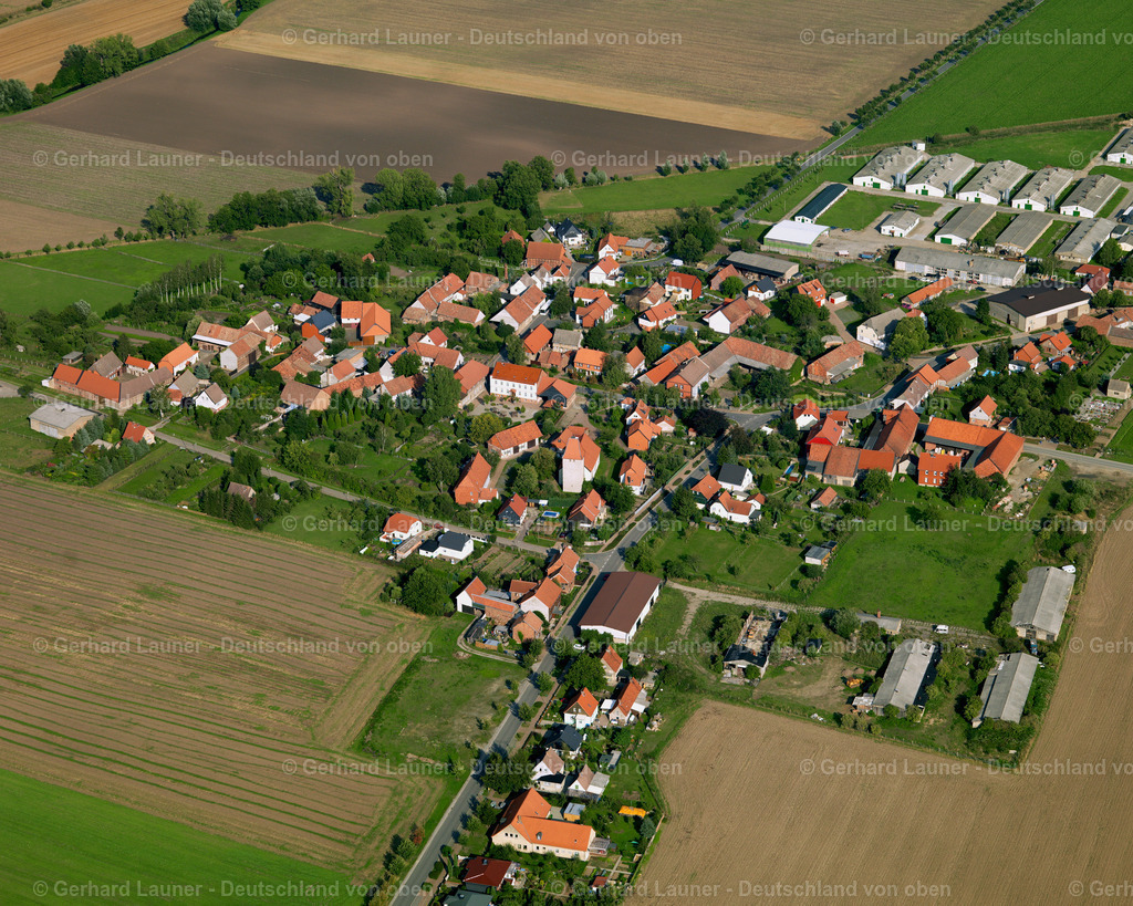 2638850 | BüHNE 23.08.2006 Landwirtschaftliche Nutzflächen und Feldgrenzen  umsäumen das Siedlungsgebiet des Dorfes in Bühne im Bundesland Sachsen-Anhalt, Deutschland // Agricultural land and field boundaries surround the settlement area of the village  in Bühne in the state Saxony-Anhalt, Germany Foto: Gerhard Launer