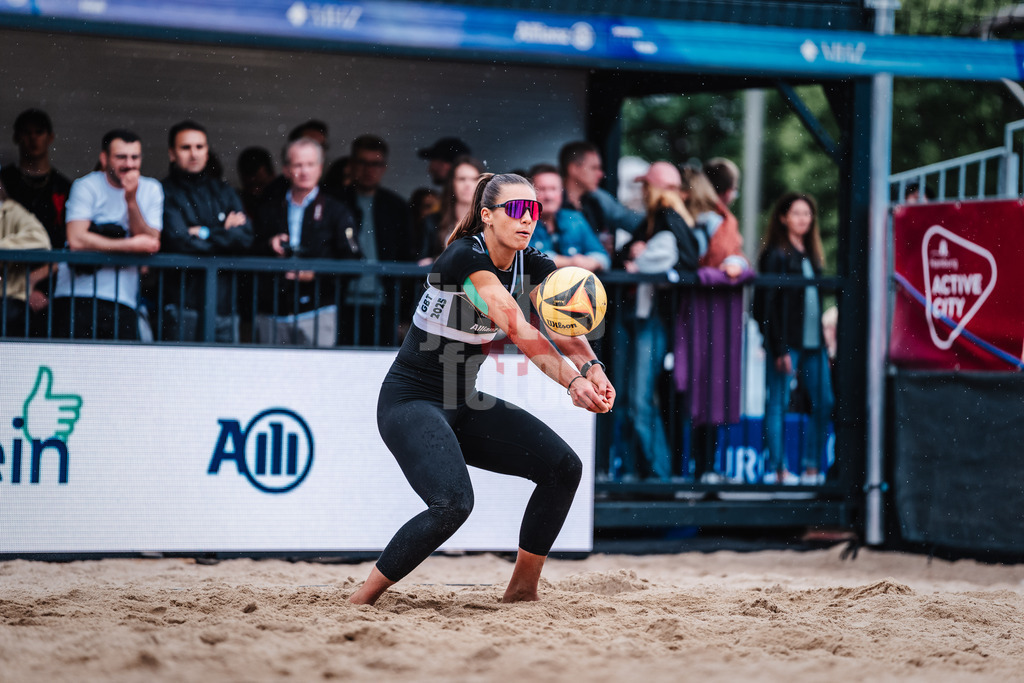 Beachvolleyball | Frauen | Allianz German Beach Tour 2025 | Tourstop Hamburg | 29.05.2025 | Leonie Klinke nimmt den Ball an