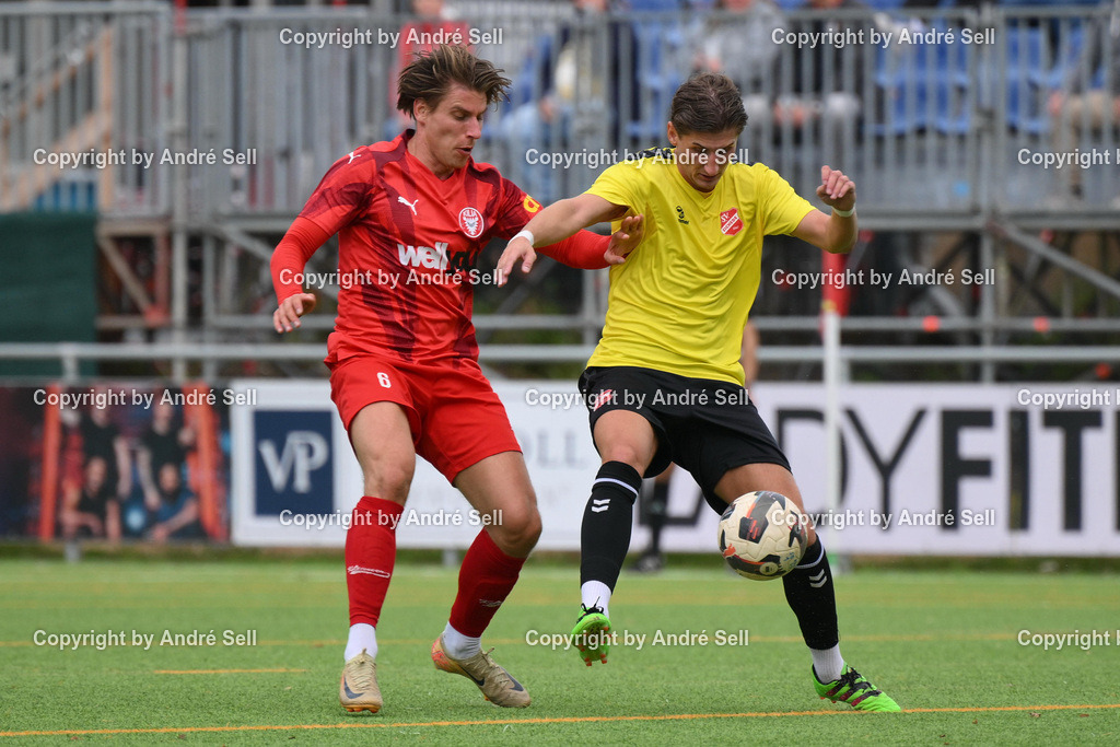 FC Kilia Kiel vs SV Eichede | Jannis Voß (Kilia #6) vs Dren Feka (Eichede #10) / Fußball-Oberliga Männer 2026/2027 / FC Kilia Kiel vs SV Eichede / Kilia Sportplatz / Kiel / 12.09.26 - Realisiert mit Pictrs.com