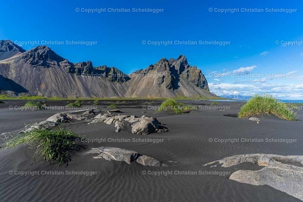 Stokksnes | Stokksnes mit Vestrahorn im Sommer-Sonnenlicht - Realisiert mit Pictrs.com