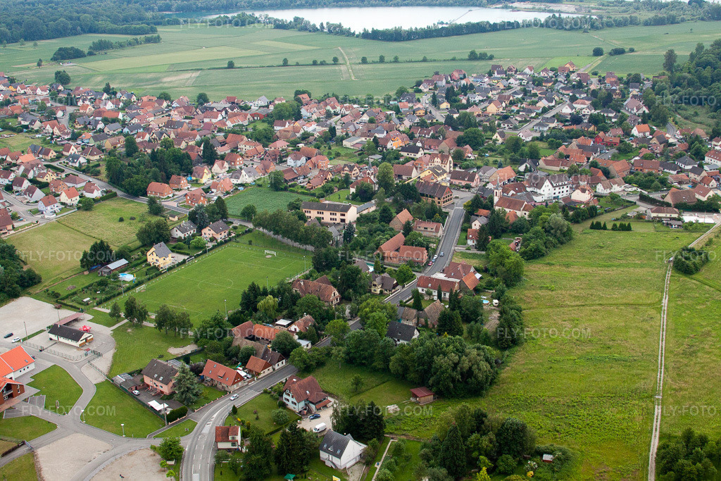 Aerial view: View of the town in Dalhunden in the state Bas-Rhin, France.Photo: IMG_28819.jpg taken on 06/14/2010 by Werner Riehm/FLY-FOTO.comResolution of the original: 4752 x 3168 px