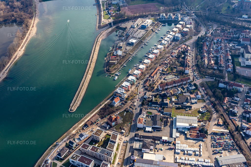 Luftbild: Wohnbebauung an der Hafenstraße gegenüber des Yachthafen mit Sportboot- Anlegestellen und Bootsliegeplätzen am Uferbereich des alten Hafen am Rhein. in Speyer im Bundesland Rheinland-Pfalz in Deutschland. Foto: IMG_125927.jpg vom 07.03.2021 durch Werner Riehm/FLY-FOTO.de