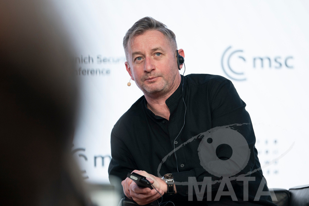 _DWA2838 | Die MSC Security and Literature Series der Münchner Sicherheitskonferenz wird von der ZEIT mitveranstaltet und vom Literaturhaus München unterstützt. Am Donnerstag, 12. Februar (19-20 Uhr), spricht Autor Serhiy Zhadan aus Charkiw mit Chrystia Freeland, Sonderbeauftragte für den Wiederaufbau der Ukraine und ehemalige stellvertretende Premierministerin Kanadas, über die Zukunft der Ukraine - Realisiert mit Pictrs.com