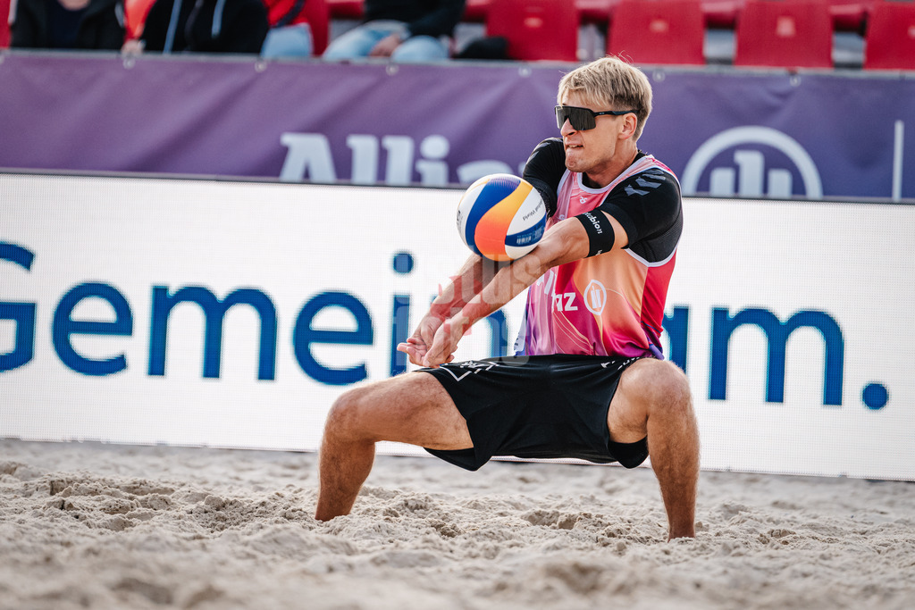 Beachvolleyball | Männer | German Beach Tour 2024 | Tourstop Bremen | 06.06.2024 | Simon Kulzer nimmt den Ball an