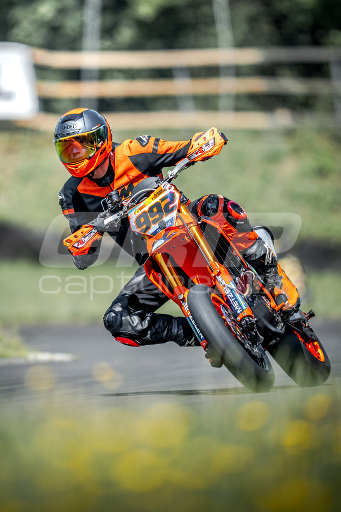 G-Cup + Supermoto Staatsmeisterschaft + Hungarian Supermoto Championship | GRIPcapture steht für authentische Sportfotografie in Österreich – für Momente, die mehr sind als Geschwindigkeit oder Ergebnis. Es geht um Emotion, Spannung, Fokus und den Augenblick, der oft nur einen Wimpernschlag dauert.Ob Motorsport, Teamsport oder 