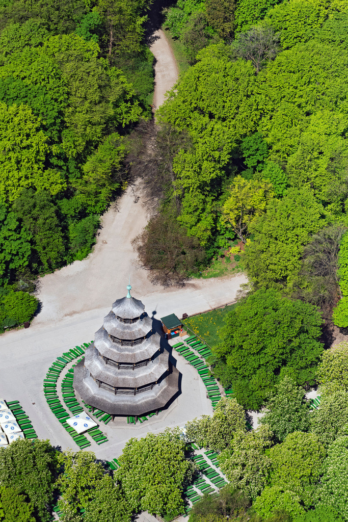 dr__0063730.jpg | MüNCHEN 29.04.2025 Bauwerk der Pagode " Chinesischer Turm " im " Englischen Garten " im Stadtteil Altstadt-Lehel in München im Bundesland Bayern, Deutschland. // Building of the pagoda "Chinesischer Turm" in the "Englischer Garten" in the district Altstadt-Lehel in Munich in the state Bavaria, Germany. Foto: Daniel Reiter