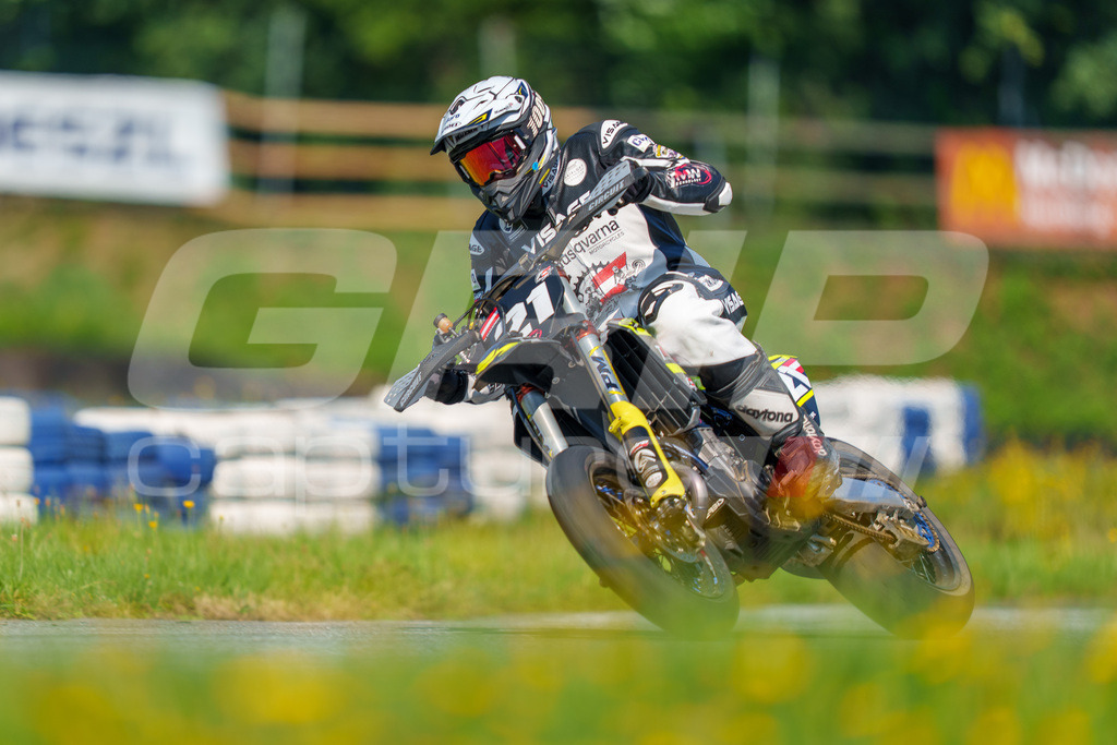 SuperMoto_Staatsmeisterschaft_Greinbach_328 | GRIPcapture steht für authentische Sportfotografie in Österreich – für Momente, die mehr sind als Geschwindigkeit oder Ergebnis. Es geht um Emotion, Spannung, Fokus und den Augenblick, der oft nur einen Wimpernschlag dauert.Ob Motorsport, Teamsport oder 