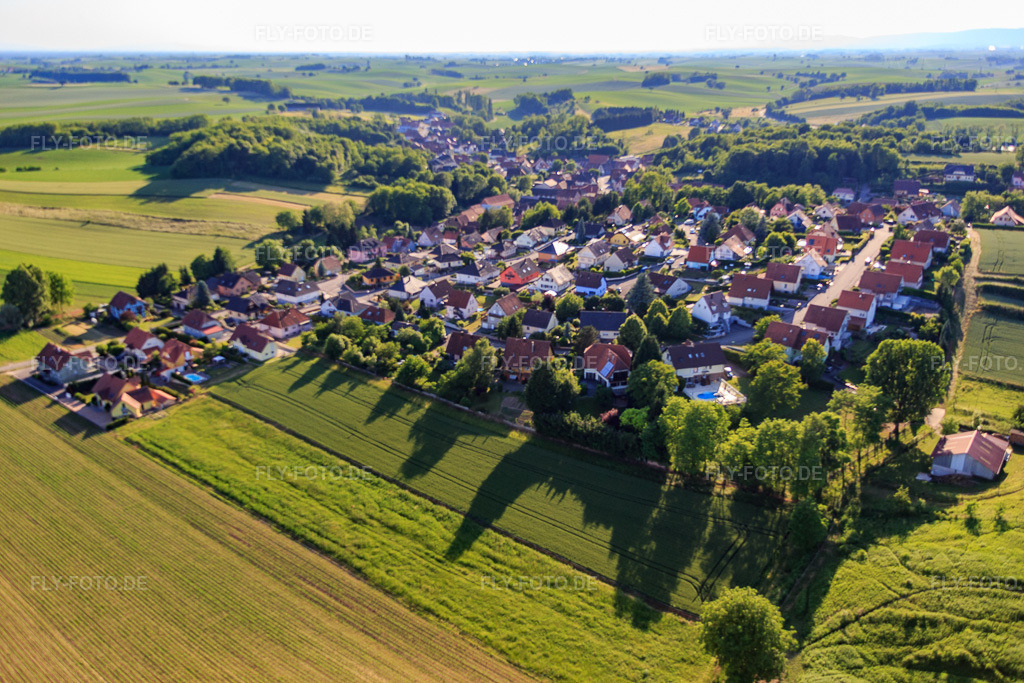 Luftbild: Rue des Anémones in Neewiller-près-Lauterbourg im Bundesland Bas-Rhin in Frankreich. – Foto: IMG_080166.jpg vom 05.06.2015 durch Werner Riehm/FLY-FOTO.de – Auflösung des Originals: 5472 x 3648 px