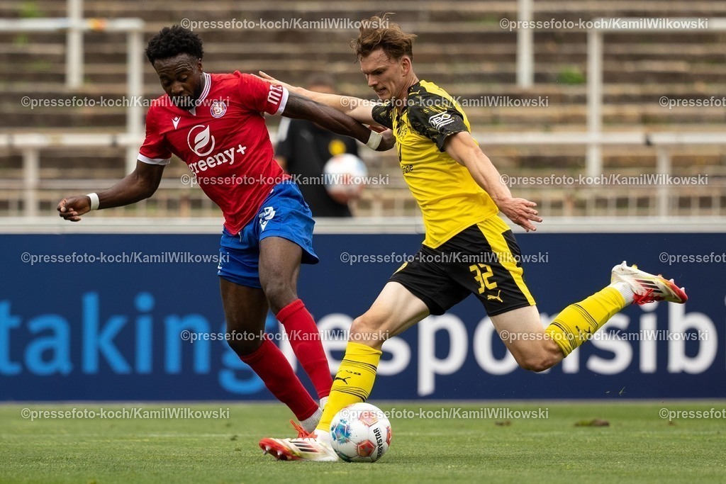 xkwi17082501016 | 17.08.2025, xkwix, Fußball, Regionalliga West, Borussia Dortmund U23 - Wuppertaler SV, Stadion Rote Erde: Jeff‑Denis Fehr (Wuppertaler SV #19) im Zweikampf gegen David Lelle (Borussia Dortmund 2 #32)