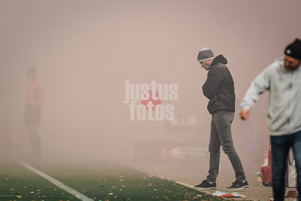 Fußball | Männer | Saison 2025/2026  | Fußball-Bundesliga | 11. Spieltag | FC St. Pauli vs. 1. FC Union Berlin | 23.11.2025 | Alexander Blessin (Trainer, FC St. Pauli) im Rauch