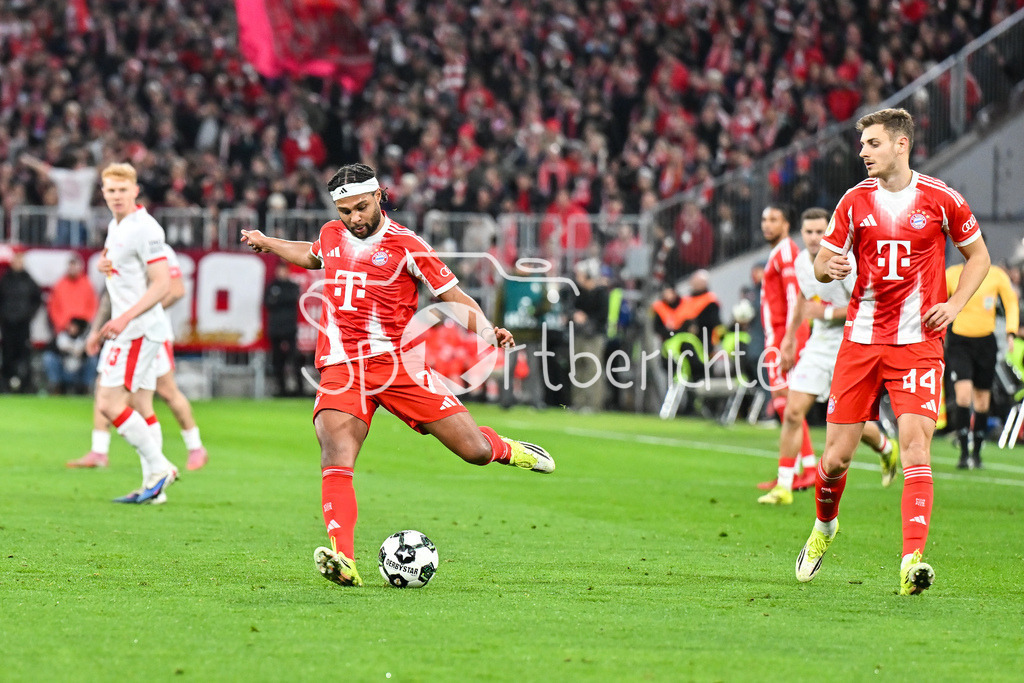 FC Bayern München - RB Leipzig | MUNICH, GERMANY - 11. FEBRUARY: am Ball Serge GNABRY (FC Bayern Munich 7) / während dem Spiel zwischen dem FC Bayern München und RB Leipzig beim Viertelfinale des DFB-Pokales in der Allianz Arena / Josip STANISIC (FC Bayern Munich 44)