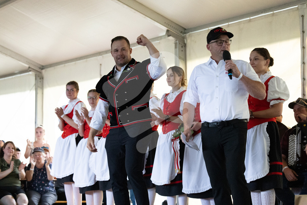 Rigi2025_3095 | Die Schwinger des Schwyzer Kantonalen Schwingerverbandes: Fotos, die Dynamik und Leidenschaft festhalten, sowie emotionale Momente aus dem traditionellen Schwingsport zeigen. - Realisiert mit Pictrs.com