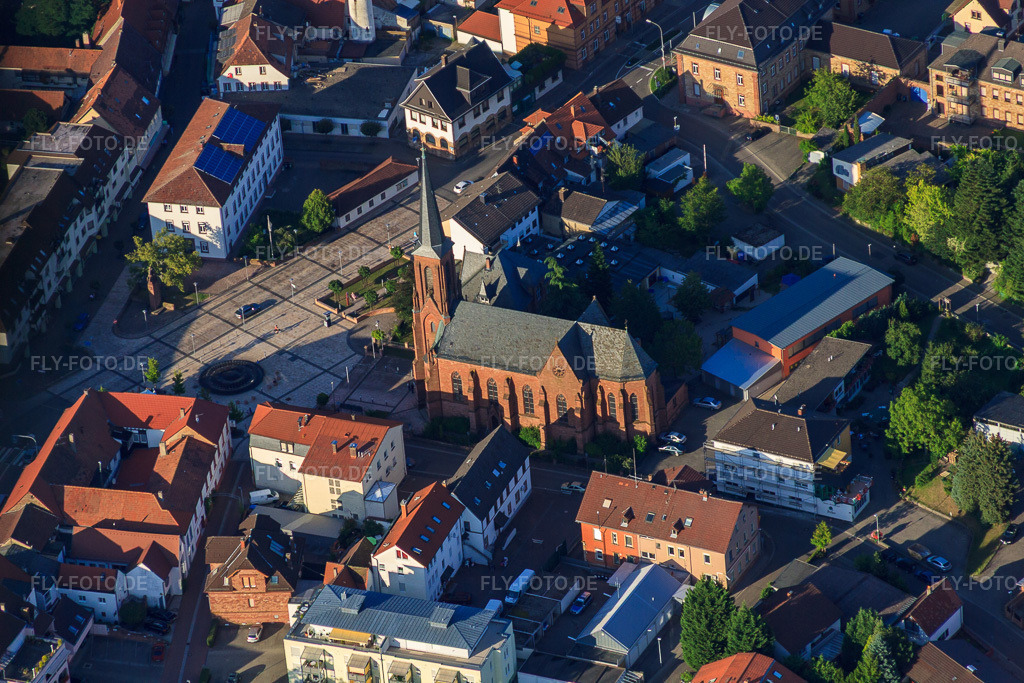 Luftbild: Ludwigsplatz mit St. Martin in Bad Bergzabern im Bundesland Rheinland-Pfalz in Deutschland. Foto: IMG_51274.jpg vom 04.08.2012 durch Werner Riehm/FLY-FOTO.dePfarrei Heilige Edith Stein Bad Bergzabern