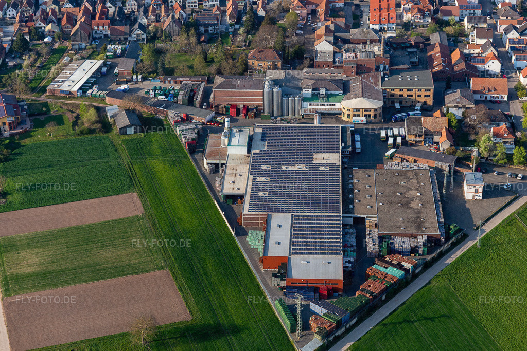 Gebäude und Produktionshallen auf dem Werksgelände der BELLHEIMER BRAUEREI - PARK & Bellheimer Brauereien GmbH & Co. KG | Luftbild: Gebäude und Produktionshallen auf dem Werksgelände der BELLHEIMER BRAUEREI - PARK & Bellheimer Brauereien GmbH & Co. KG in Bellheim im Bundesland Rheinland-Pfalz in Deutschland. Foto: IMG_126443.jpg vom 20.04.2021 durch ©2025 Werner Riehm fly-foto.de/copyright - Realisiert mit Pictrs.com