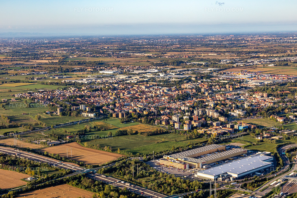 Aerial view: View of the town in Melzo in the state Lombardy, Italy. – Photo: IMG_134518.jpg taken on 09/19/2022 by Werner Riehm/FLY-FOTO.com – Resolution of the original: 5399 x 3599 px