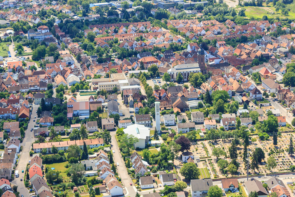 Luftbild: Friedhof und St. Pius in Kandel im Bundesland Rheinland-Pfalz in Deutschland. Foto: IMG_30224.jpg vom 05.07.2010 durch Werner Riehm/FLY-FOTO.de