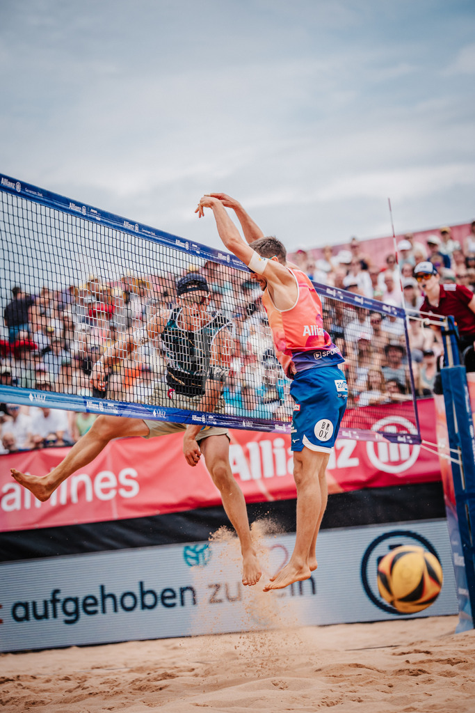 Beachvolleyball | Männer | Allianz German Beach Tour 2025 | Tourstop München | 06.07.2025 | v.l. Angriff von Laurenc Grössig gegen David Poniewaz