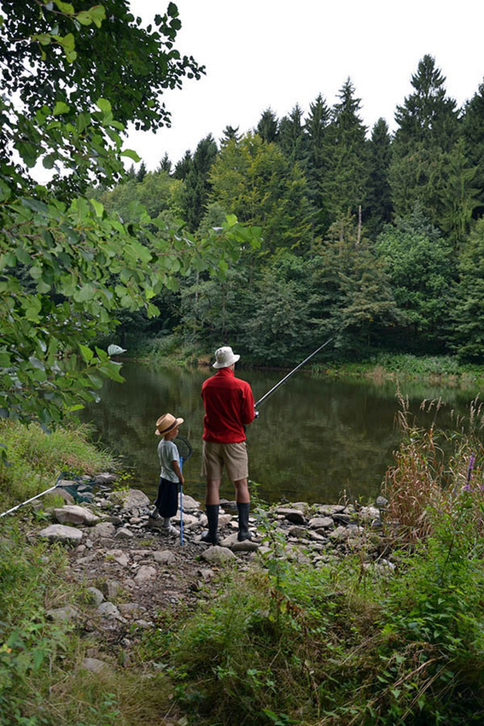 Kriebstein - Angler an der Zschopau | Entdecke über 20 Kategorien Leipzig-Motive: Foto-Downloads, hochwertige Poster, Leinwand- & Fine-Art-Prints. Jetzt Lieblingsfoto im Bildlexikon Leipzig Shop bestellen!