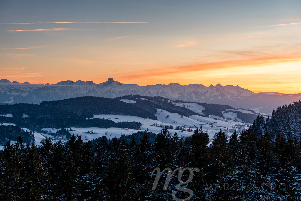 winter sunset in the Bernese Alps | Die ideale Geschenkidee für Naturliebhaber. Naturbilder von Marcel Gross Photography für ihr Zuhause in den verschiedensten Formaten und Materialien. - Realisiert mit Pictrs.com