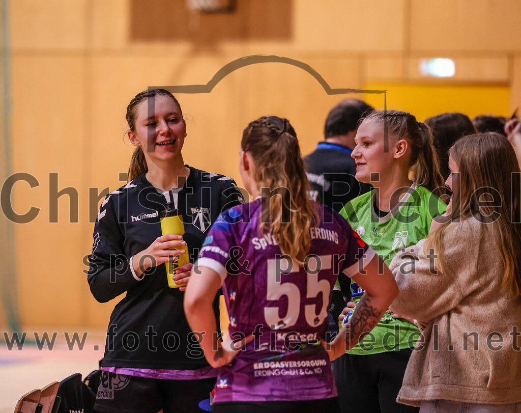 2024-11-24_001_SpVgg_Altenerding_gegen_HC_Donau-Paar_II | Erding, Deutschland, 24.11.2024:Handball, Bezirksoberliga Frauen Altbayern 2024 / 2024, 6. Spieltag, SpVgg Altenerding gegen HC Donau/Paar II, Endergebnis: 24:24Sophie Lößl (SpVgg Altenerding, #14), Verena Kaiser (SpVgg Altenerding, #55), Lara Kullmann (SpVgg Altenerding, #16)Foto: Christian Riedel / fotografie-riedel.net