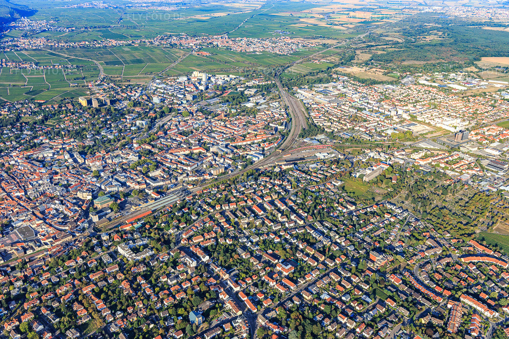 Luftbild: Ortsansicht von Süden in Neustadt an der Weinstraße im Bundesland Rheinland-Pfalz in Deutschland. Foto: IMG_111789.jpg vom 16.09.2018 durch Werner Riehm/FLY-FOTO.de