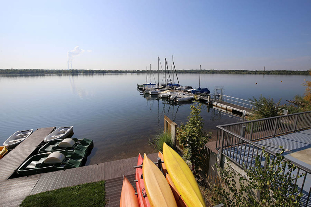 Markkleeberger See - Bootssteg | Entdecke über 20 Kategorien Leipzig-Motive: Foto-Downloads, hochwertige Poster, Leinwand- & Fine-Art-Prints. Jetzt Lieblingsfoto im Bildlexikon Leipzig Shop bestellen!
