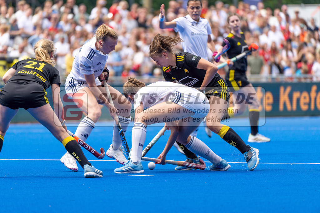 Final4_20250601-1101-HK108288 | Krefeld, Deutschland, 01.06.2025:  Feldhockey Final4 2025 – „Deutsche Feldhockey-Meisterschaften 2025“ Harvestehuder HTC - Düsseldorfer HC (Finale Damen) im Gerd-Wellen-Hockeyanlage am 01.06.2025 in Krefeld, Deutschland. (Foto von Kramhöller/Fehrmann/Kaste)Krefeld, Germany, 01.06.2025: Feldhockey Final4 2025 – „Deutsche Feldhockey-Meisterschaften 2025“ Harvestehuder HTC - Düsseldorfer HC (Finale Damen) in Gerd-Wellen-Hockeyanlage at 01.06.2025 in Krefeld, Deutschland. (Foto from Kramhöller/Fehrmann/Kaste)