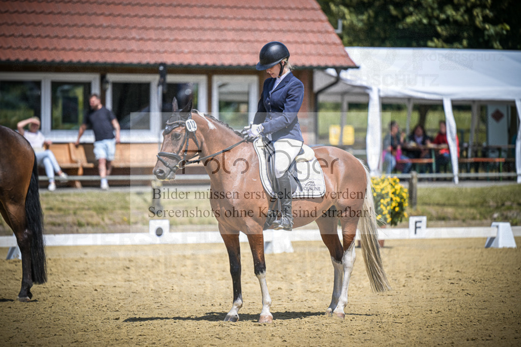 DOS_3515 | Entdecke hochwertige Reitturnierfotos von Foto Oger. Professionell, emotional und authentisch – jetzt Lieblingsmomente im Shop bestellen.Deutschlandweite Turnierfotografie. - Realisiert mit Pictrs.com