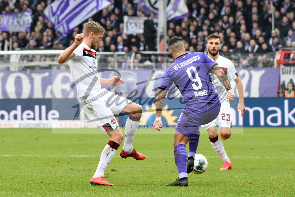 20200208_OSNFCN_0050 | Fußball, Herren: Johannes Geis (1. FC Nuernberg) und Marcos Alvarez (VfL Osnabrueck) im Zweikampf waehrend des Spiels der 2. Bundesliga zwischen VfL Osnabrueck und 1. FC Nuernberg im Stadion an der Bremer Bruecke am 08.02.2020 in Osnabrueck, Deutschland.DFB / DFL REGULATIONS PROHIBIT ANY USE OF PHOTOGRAPHS AS IMAGE SEQUENCES AND/OR QUASI-VIDEO. - Realisiert mit Pictrs.com