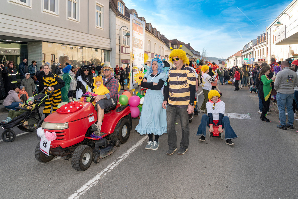 Umzug2025-163_9104 | Fotostrecke: FASCHINGSUMZUG 2025 in Loosdorf. 22 Masken(gruppen)-Teilnehmer: Loosdorfer Vereine, Wirtschaftstreibende, Gemeindeabordnungen sowie Kreditinstitute. rund 700 Besucher entlang der Hauptstrasse. Veranstaltungs-Sicherung durch Mannschaft der FF-Loosdorf mit schwerem Gerät. Maskenprämierung am EKZ-Platz durch Bgm. Thomas Vasku in den Kategorien: Bester Festwagen (Fa. gkonzept-Groissenberger; Beste Personengruppe-ASK-Loosdorf; Beste Einzelperson; Weiteste Anreise-FF Schollach;