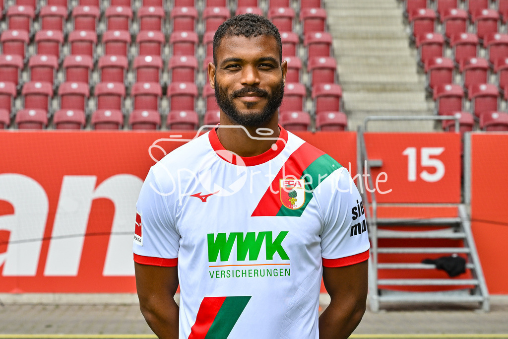 FC Augsburg 2025/26 | Steve MOUNIE / Einzelfoto / Freisteller / Media Day FC Augsburg: WWK-Arena am 06.08.2025