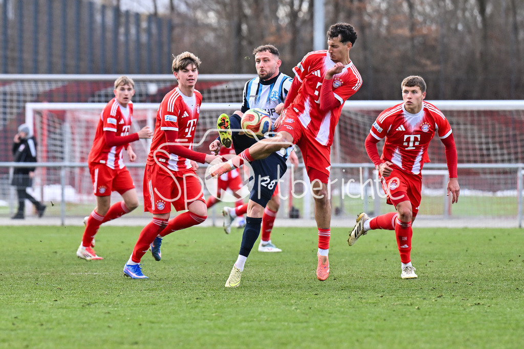 FC Bayern Amateure - Stuttgarter Kickers | MUNICH, GERMANY - 07. FEBRUARY: im Duell Lukas KIEFER (Stuttgarter Kickers 28) und Mudaser SADAT (FC Bayern München II 17) während dem Testspiel zwischen den Amateuren des FC Bayern und den Stuttgarter Kickers am FC Bayern Campus