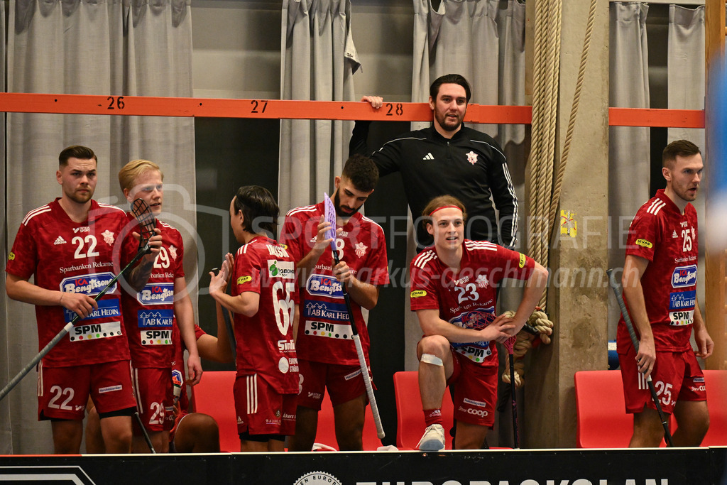 Strängnäs IBK vs FBC Kalmarsund Ungdom - 6. =January= 2024 | Strängnäs IBK vs FBC Kalmarsund Ungdom
Thomas Arena, Strängnäs
Adam Nilsson (#22 Strängnäs IBK), Pelle Hansson (#29 Strängnäs IBK), Rasmus Jansson (#65 Strängnäs IBK), Ahmad Dakhallah (#8 Strängnäs IBK), Hampus Grundel (#23 Strängnäs IBK), Johan Jönsson (Head Coach Strängnäs IBK) and Oliver Söderman (#25 Strängnäs IBK).
Bild: Sportfotografie Markus Aeschimann | www.markus-aeschimann.ch - Realisiert mit Pictrs.com