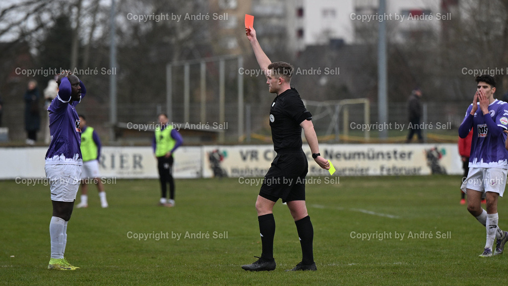 VfR Neumünster vs SV Todesfelde | Gelb-Rote Karte gegen Moshood Adesanya (VfR #9) durch Schiedsrichter Jan Mika Kröhnert / Fußball-Oberliga Männer 2025/2026 / VfR Neumünster vs SV Todesfelde / VfR Stadion / Neumünster / 15.03.26 - Realisiert mit Pictrs.com