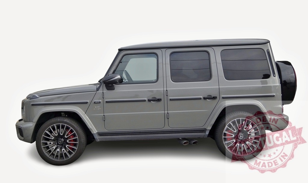 Mercedes-Benz G-Class showcasing its rugged and luxurious design in a studio setting | Side view of a Mercedes-Benz G-Class highlighting its iconic boxy shape, gray paint, and black exterior accents - Realisiert mit Pictrs.com