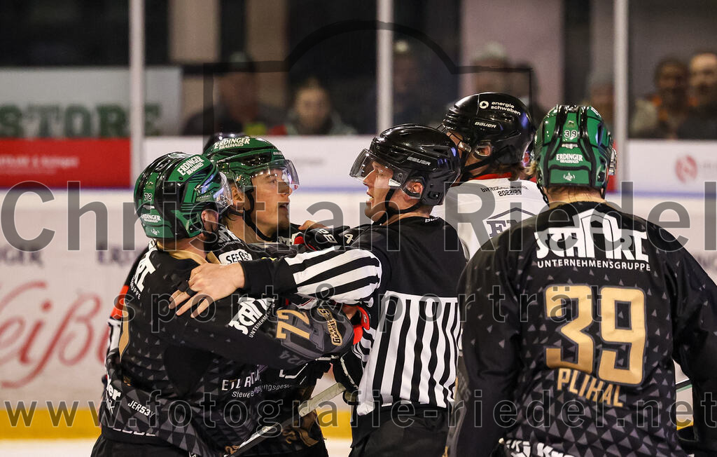 2024-03-15_086_TSV_Erding_gegen_EHC_Koenigsbrunn | Erding, Deutschland, 15.03.2024:
Eishockey, Bayernliga Playoffs 2023 / 2024, 3. Spieltag, TSV Erding gegen EHC Königsbrunn, Endergebnis: 3:4 n. V.

Leon Abstreiter (Erding Gladiators, #72), Thomas Matheson (Erding Gladiators, #37)

Foto: Christian Riedel / fotografie-riedel.net