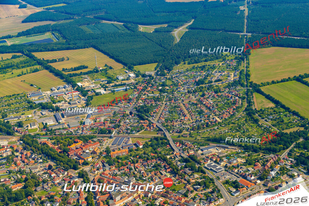 Luftbild der Stadt Ludwigslust - Die Luftaufnahme wurde 2025 vom UL-Flugzeug heraus erstellt ( keine Drohne ) - Hochauflösende Luftaufnahme - für professionelle Ausdrucke geeignet. Die Geschenkidee !Hier alle&nbsp;Infos zur Lizenzierung der LuftaufnahmeWir fliegen auch dieses Jahr wieder in Ihre Region um Luftbilder zu erstellen.- Luftbild anfragen